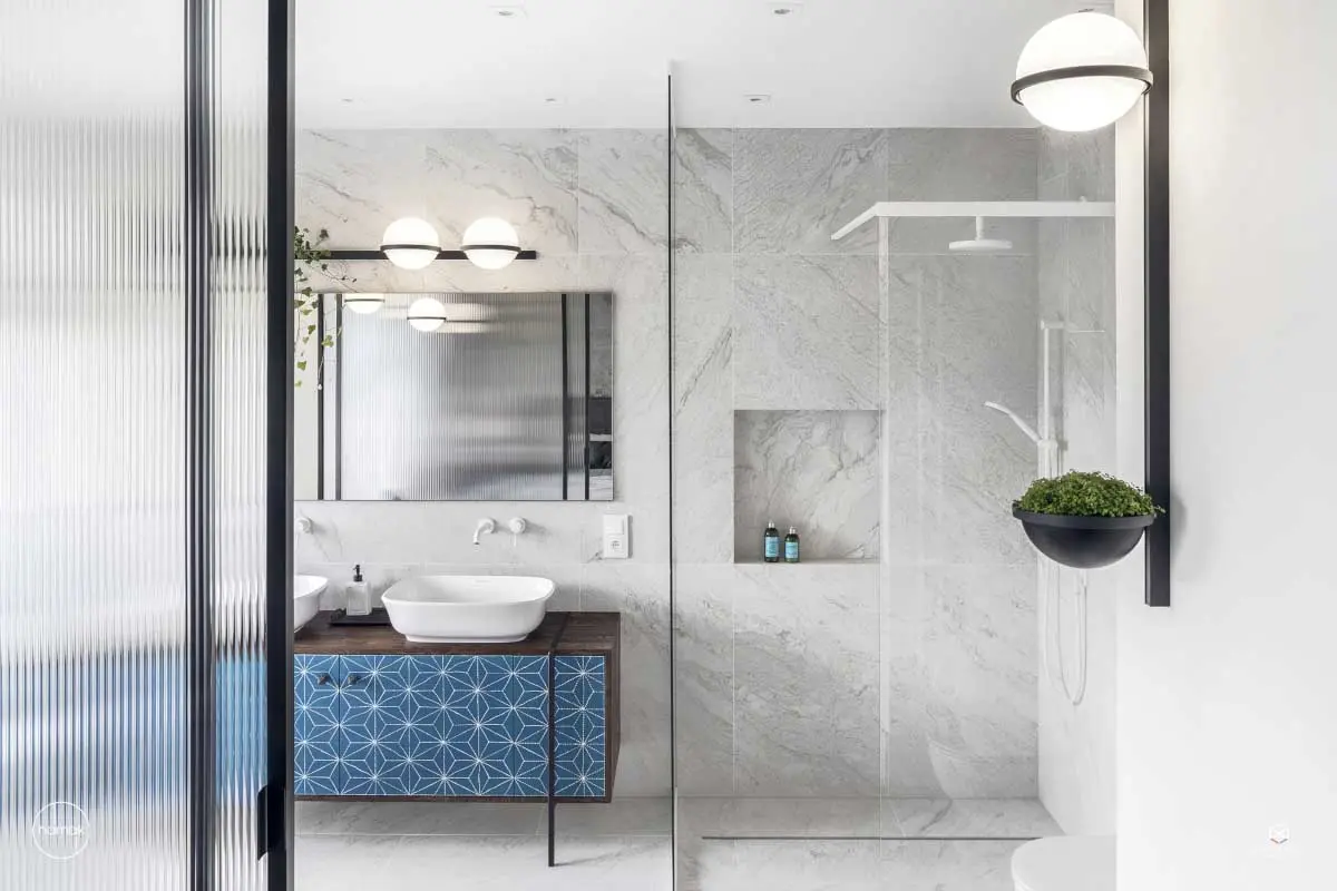 Łazienka z marmurowymi płytkami | proj. Hamak, zdj. Tom Kurek