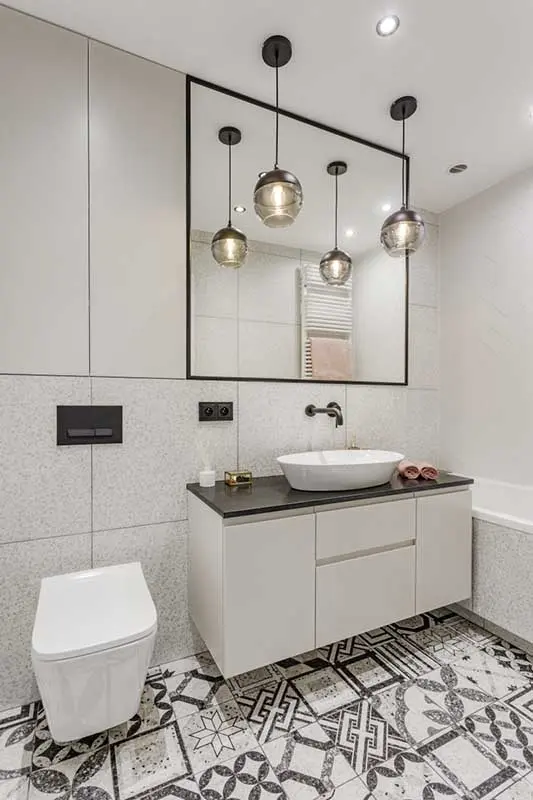 Łazienka właścicieli jest jasna i klasyczna. | Proj. AWAW; Fot: Michał Młynarczyk