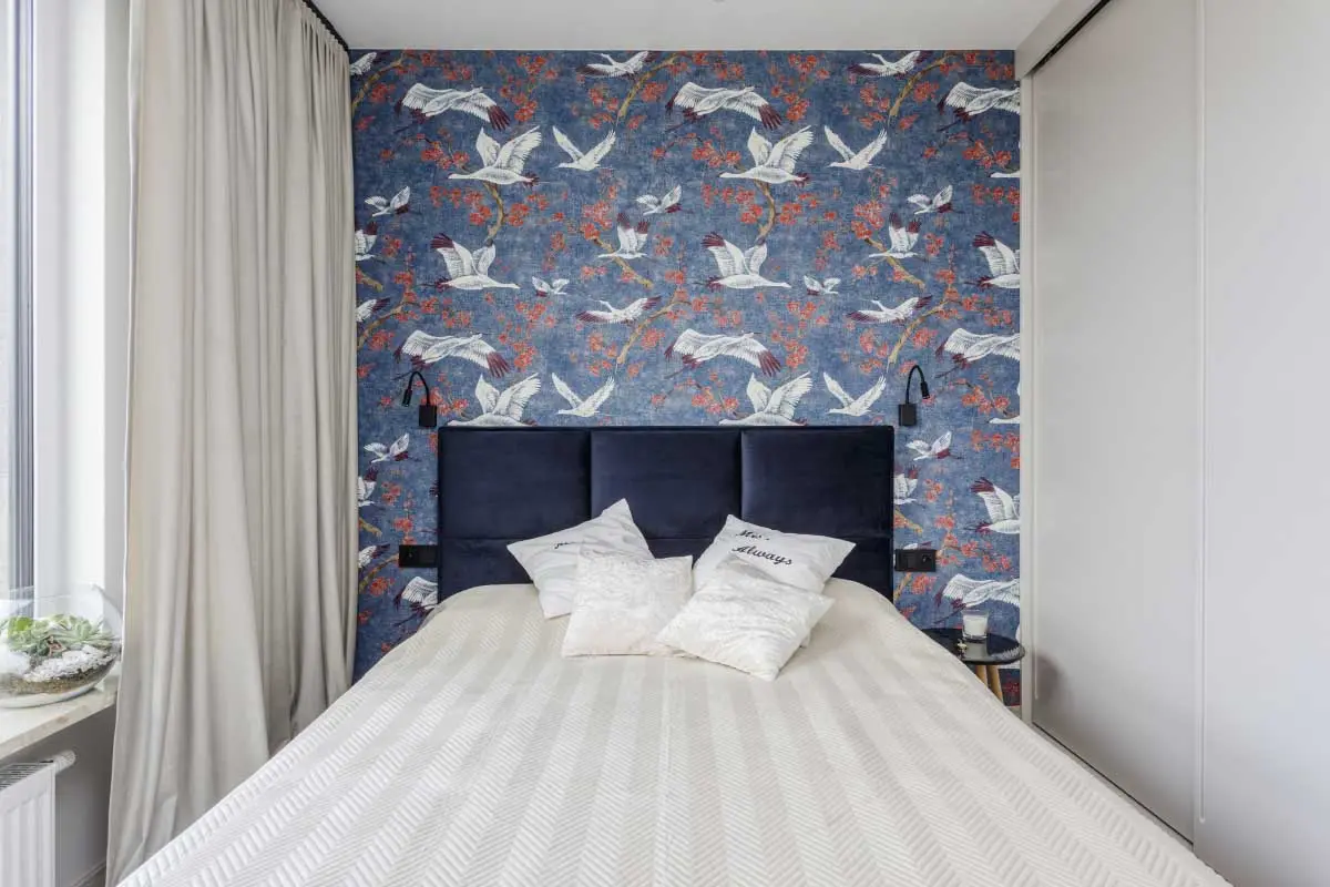 Tapicerowany zagłówek w odcieniu Classic Blue, dopełnia aranżację sypialni. | Proj. AWAW; Fot: Michał Młynarczyk