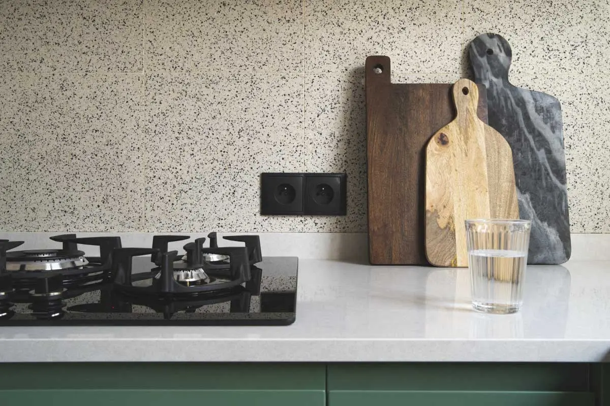 Lastryko nad blatem kuchennym. | Proj. Na Antresoli; fot. Bartek Rąkowski