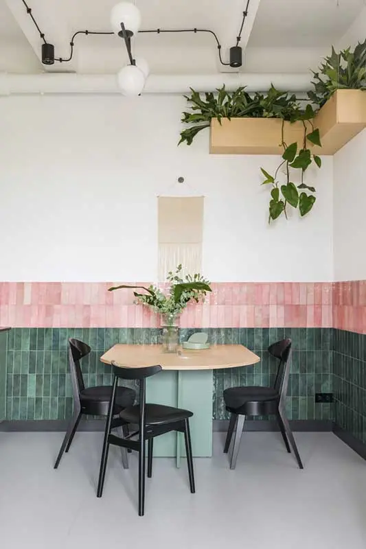 Płytki typu Zellige, cenione są za różnorodność tonacji. | Proj.: Na Antresoli; fot.: Anna Orłowska