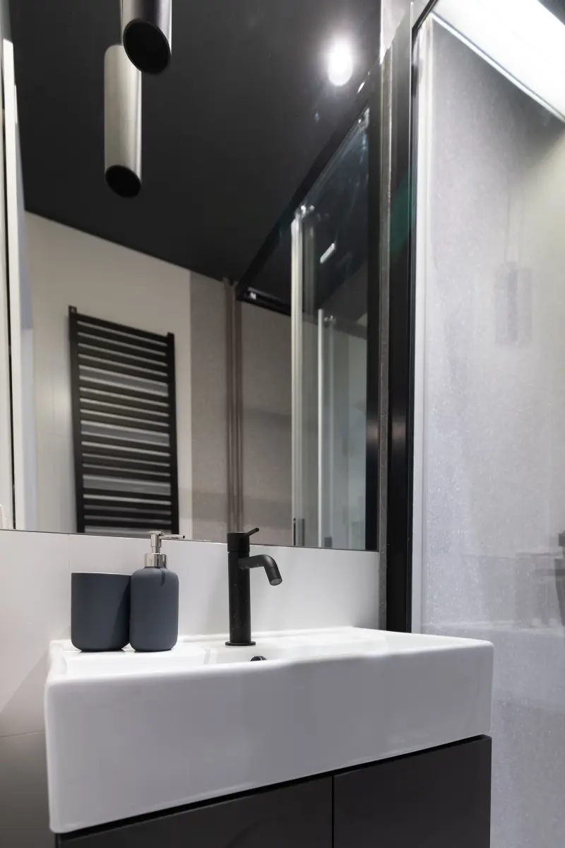 Ceramika i armatura HushLab w mieszkaniu pisarza Tadeusza Konwickiego | Proj: Dorota Szelągowska | Foto: Piotr Mizerski