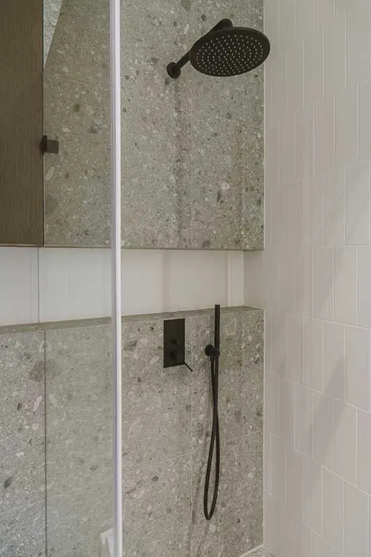 Czarna armatura z kolekcji Siena w towarzystwie lastryko. | Dziurdzia Projekt; foto: PION.