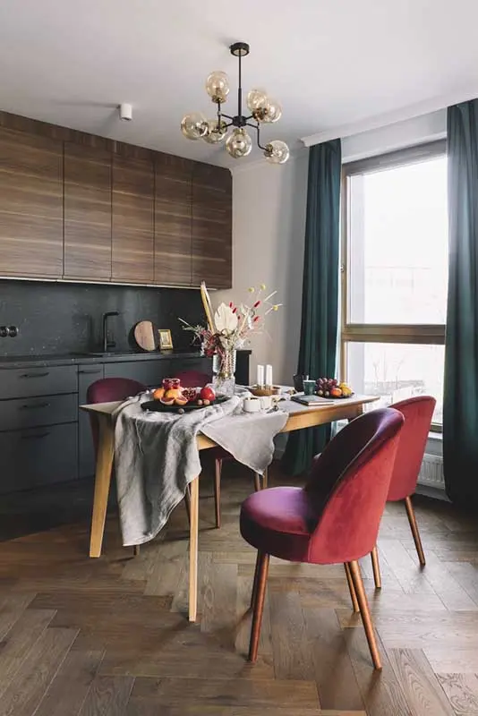 Zasłony w kolorze butelkowej zieleni, wprowadzają do wnętrza elegancję. | Proj Hanna Brzozowska Studio Projektowania Wnętrz Inbalance Fot Beata Sikora