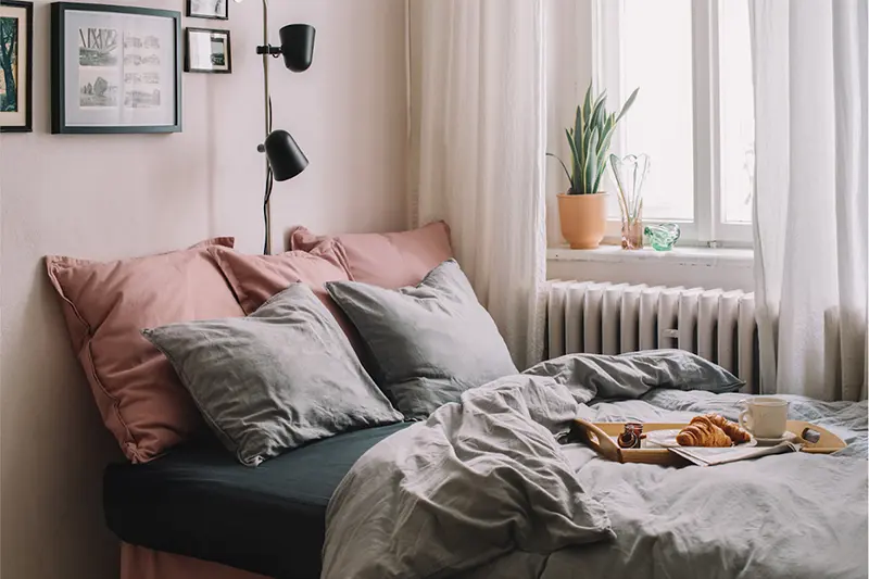 Efekt „pogniecionej” faktury, jest chętnie wykorzystywany w stylistyce skandynawskiej. | Proj.: Szymon Hanczar – Studio Projektowe