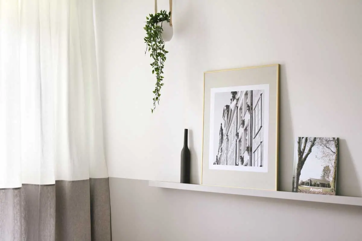 Zasłona, która stanowi przedłużenie lamperii na ścianie to bardzo ciekawy zabieg dekoracyjny. | Projekt: PB Studio