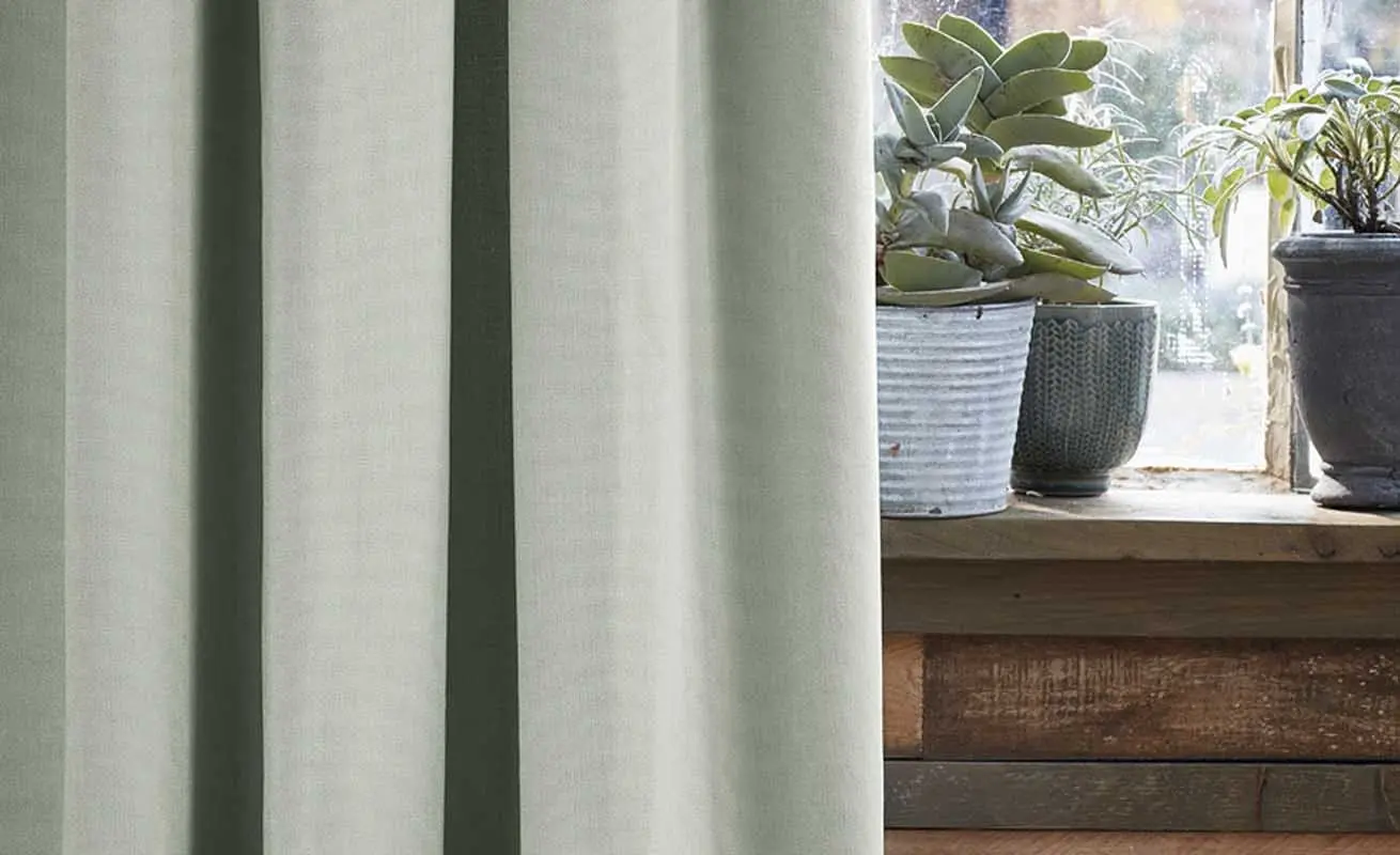 Tkaniny w kolorze szałwii świetnie sprawdzą się w roli akcentu barwnego, monochromatycznych wnętrz.