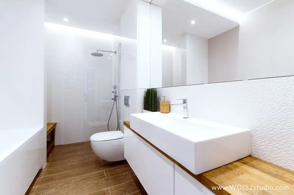 Czysta biel w połączeniu z płytkami drewnopodobnymi | projekt Wojsz Studio