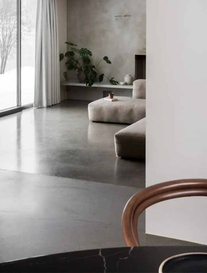 Surowe powierzchnie tworzą klimat wnętrz inspirowanych stylem brutalizmu. | Źródło: www.ignant.com