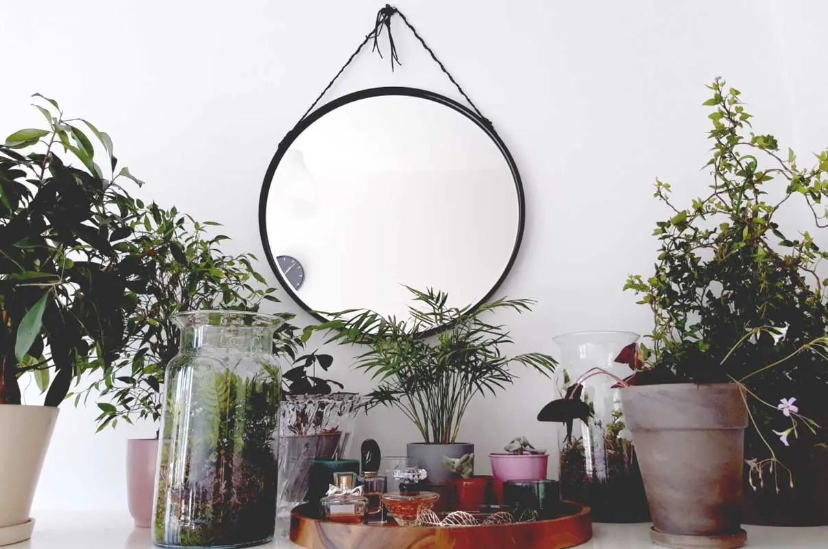 Odbijające się w tafli światło wywoła skojarzenia z promieniami słońca, przebijającymi się przez gałęzie krzewów czy drzew.