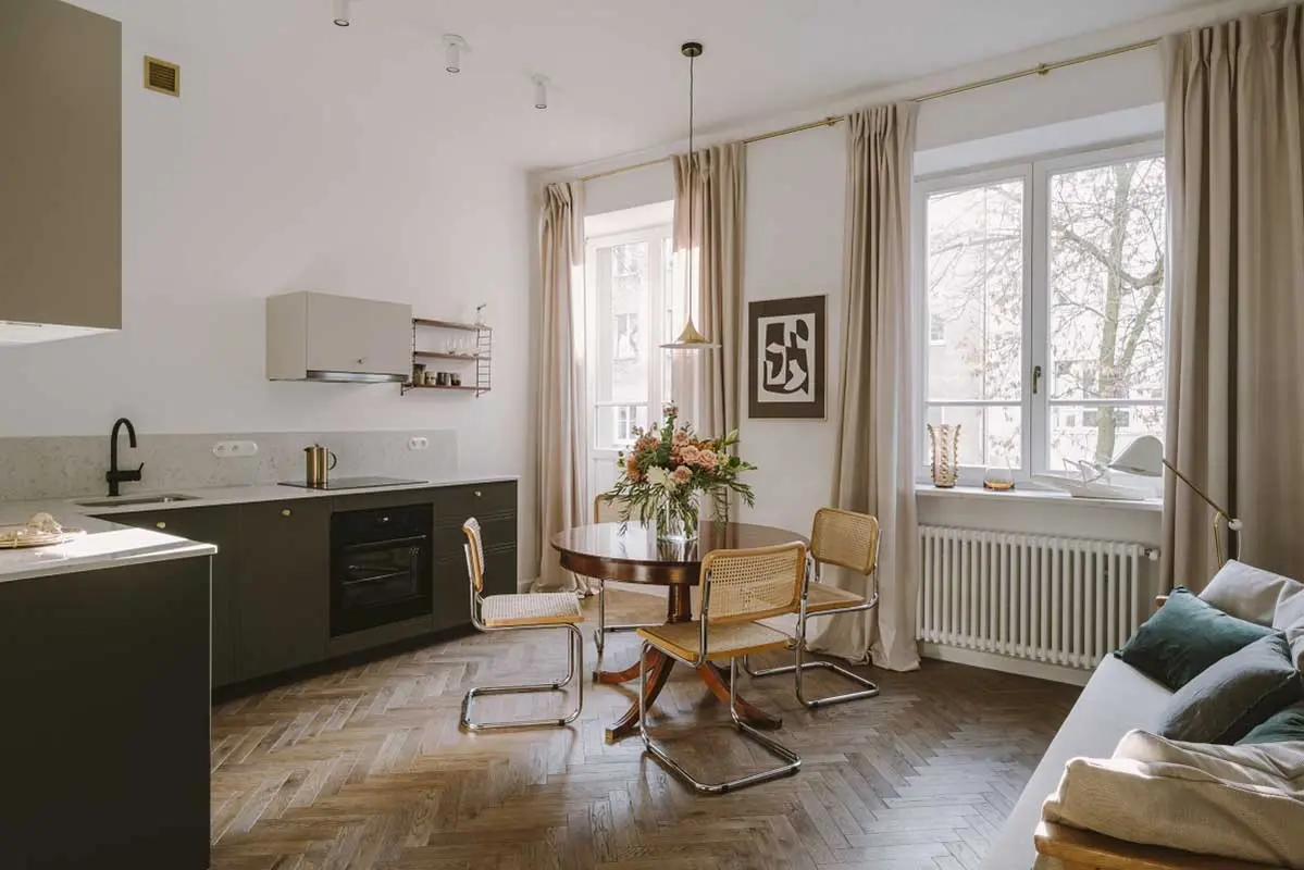 Meble vintage są znamiennym elementem stylu paryskiego. | Proj. KW Studio we współpracy z Kamą Czudowską, Fot. PION