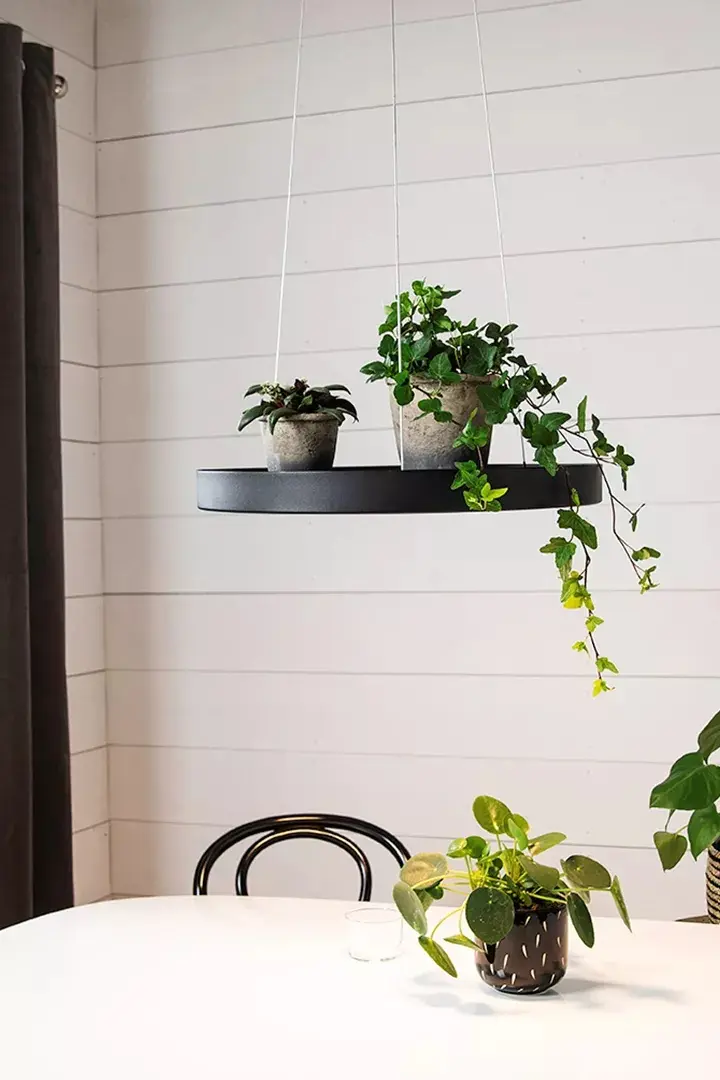 Lampa PLATE Black marki Markslöjd jest idealna do małych wnętrz. Na jego górnej części można umieszczać doniczki z kwiatami.