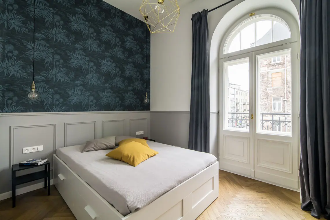 Panel sztukateryjny stanowi świetną alternatywę dla zagłowia łóżka. | Proj. Eg Projekt, zdj. Piotr Czaja