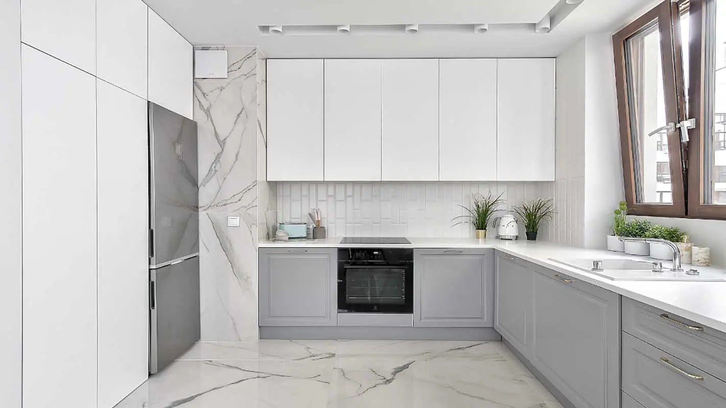 Biało – szara kuchnia z marmurem | proj. Marika Kafar Autorska Pracownia Architektury Wnętrz