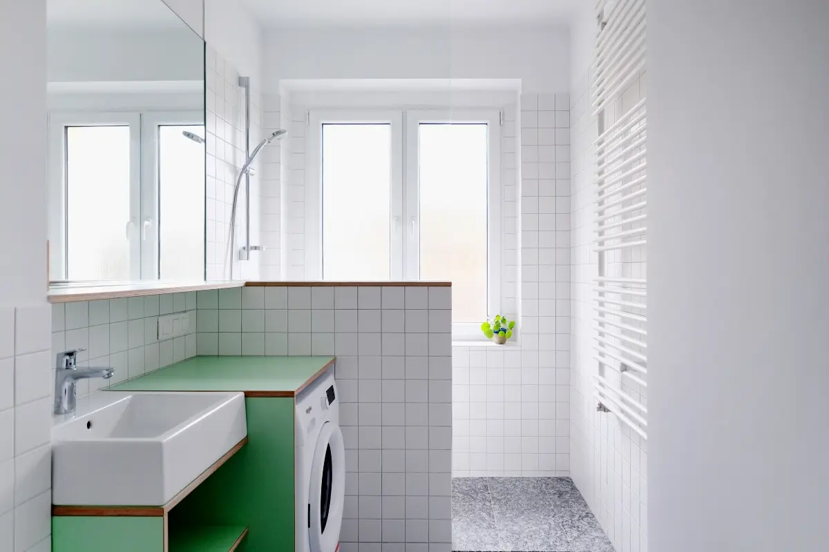 Minimalistyczna strefa prysznica. | Proj. Atelier Starzak Strebicki Fot. Danil Daneliuk