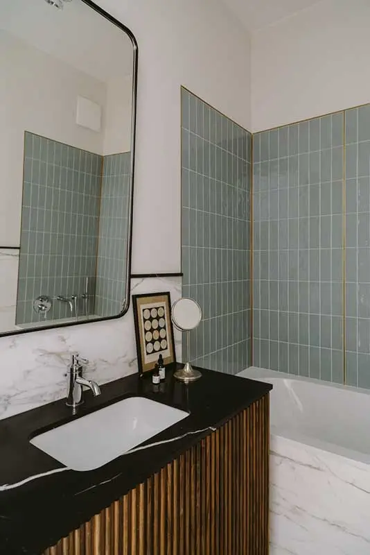 Umywalka wpuszczona w blat sprawdzi się w łazience inspirowanej stylem wiktoriańskim. | Projekt Colombe Design zdjęcia studio PION