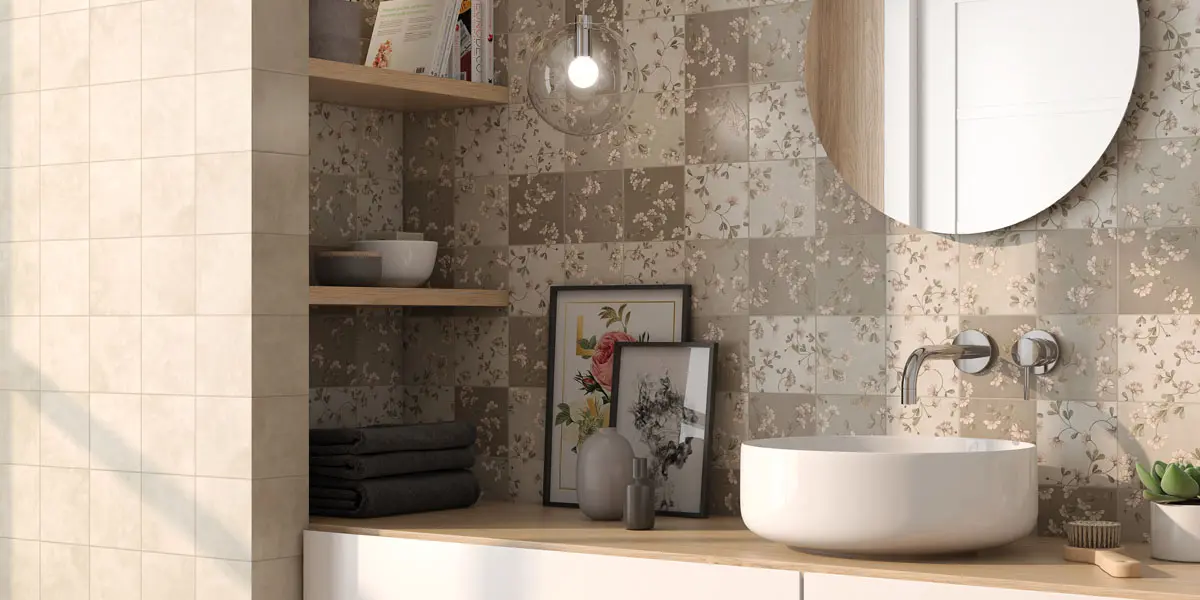 Płytki w kwiatowe wzory wprowadzą wiktoriański klimat do nowoczesnej łazienki.