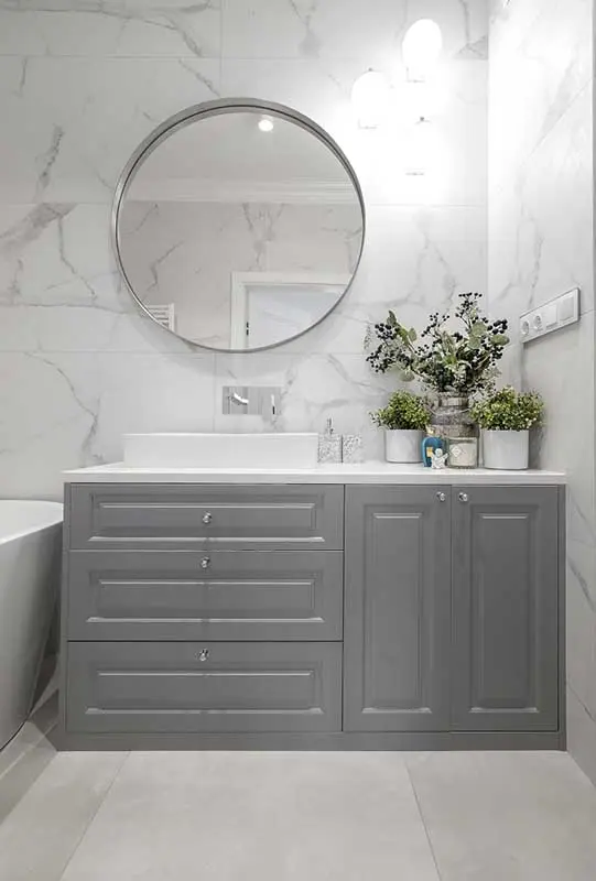 Szara łazienka z ciekawą zabudową stolarską | proj. Marika Kafar Autorska Pracownia Architektury Wnętrz