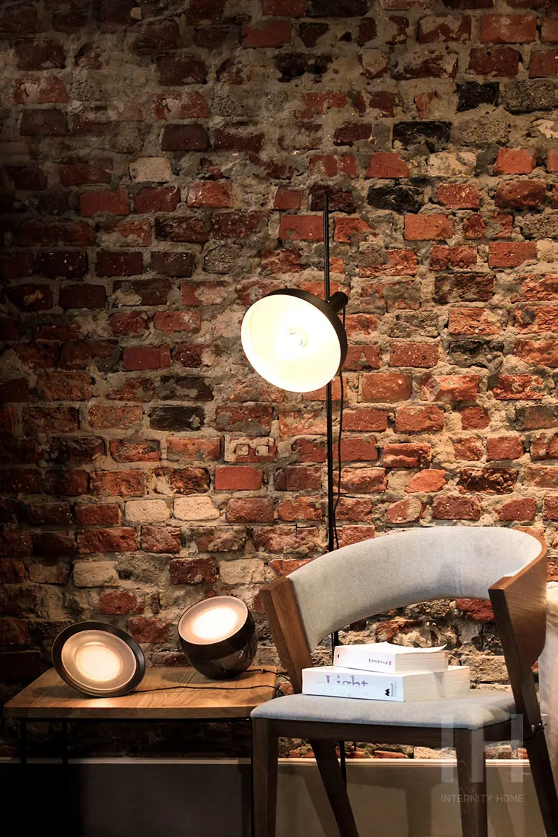 Ceglana ściana w showroomie Internity Home na Duchnickiej 3 w Warszawie.