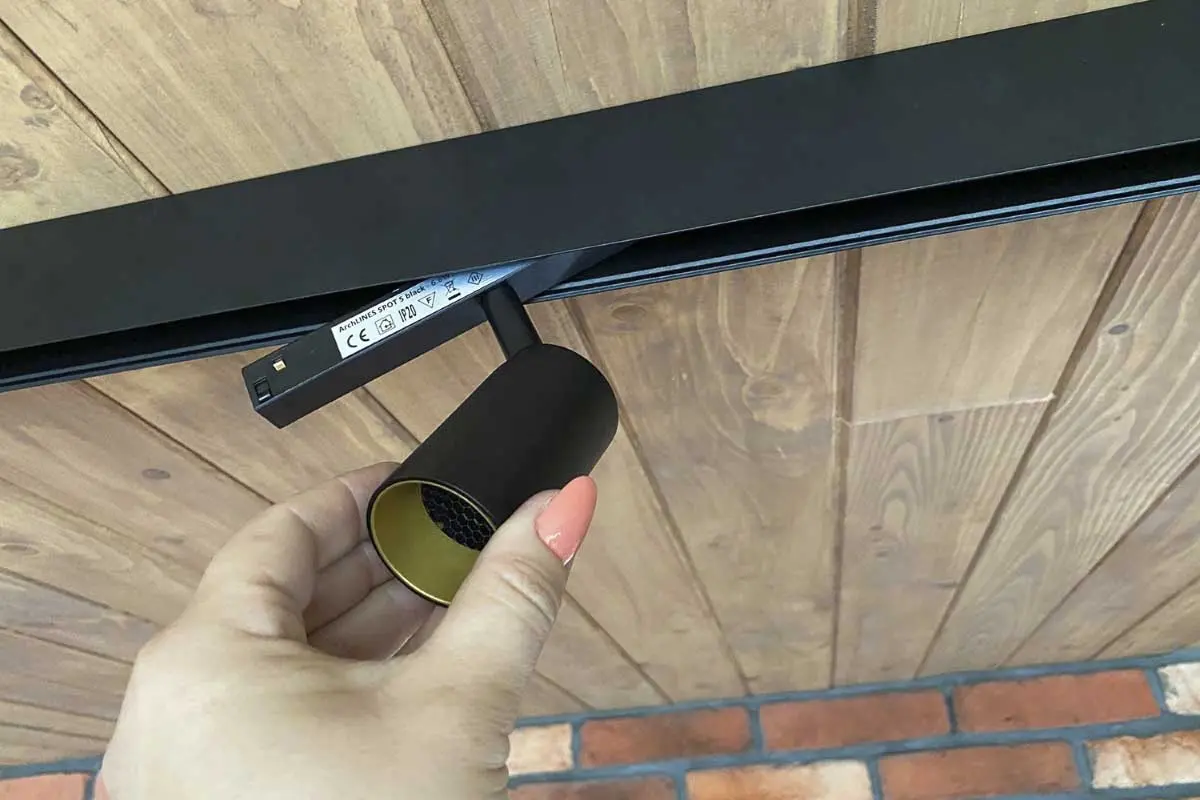 Spoty wystarczy włożyć w magnetyczną szynę. | Źródło: www.houseloves.com