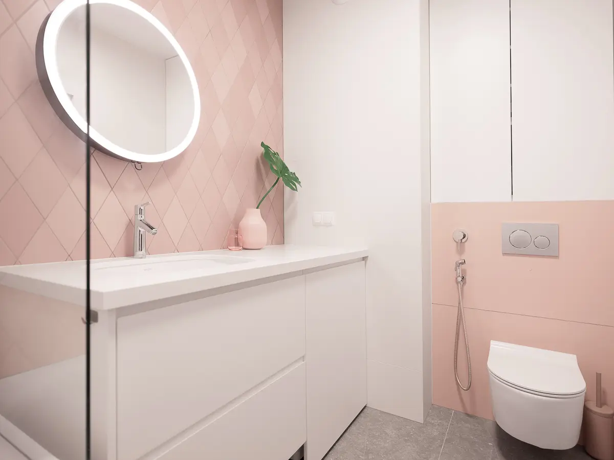 Róż w łazience | proj. a2forma – pracownia projektowa | fot.: Przemek Kuciński www.niewformie.pl