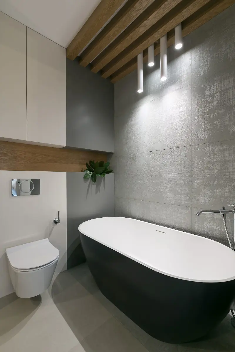 Industrialna łazienka z czarną wanną | proj. Mikołajska Studio