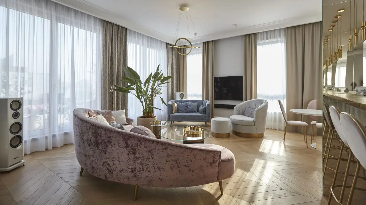 Beże doskonale korespondują ze złotem nadającym wnętrzu jeszcze bardziej eleganckiego charakteru (proj.: NOKE Architects, zdj.: Piotr Maciaszek)