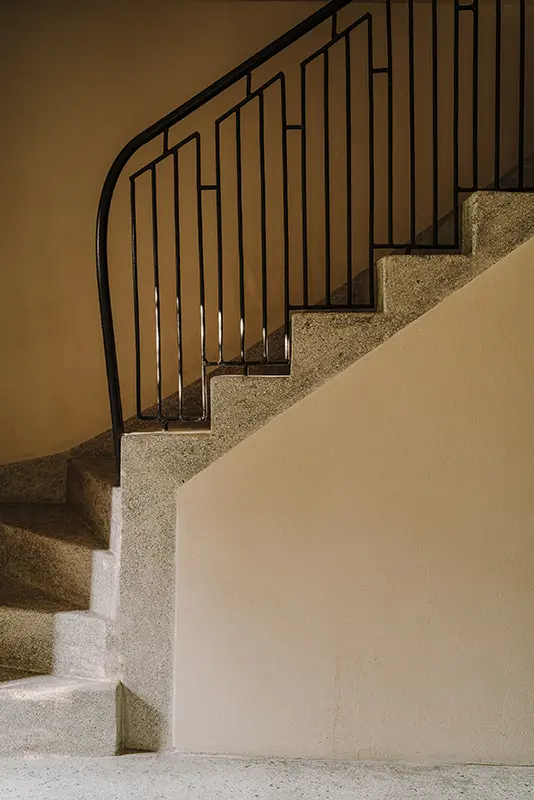 Zachowana klatka schodowa z lastriko | proj.: MP Studio Architektury www.moszczynskapuchalska.com