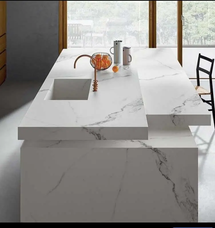 Piękna wyspa kuchenna z płyt wielkoformatowych