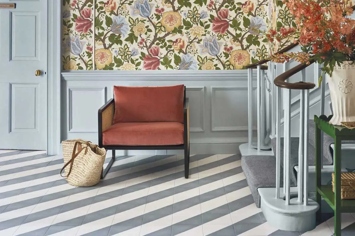 Pastelowa aranżacja z tapetą Cole&Son.