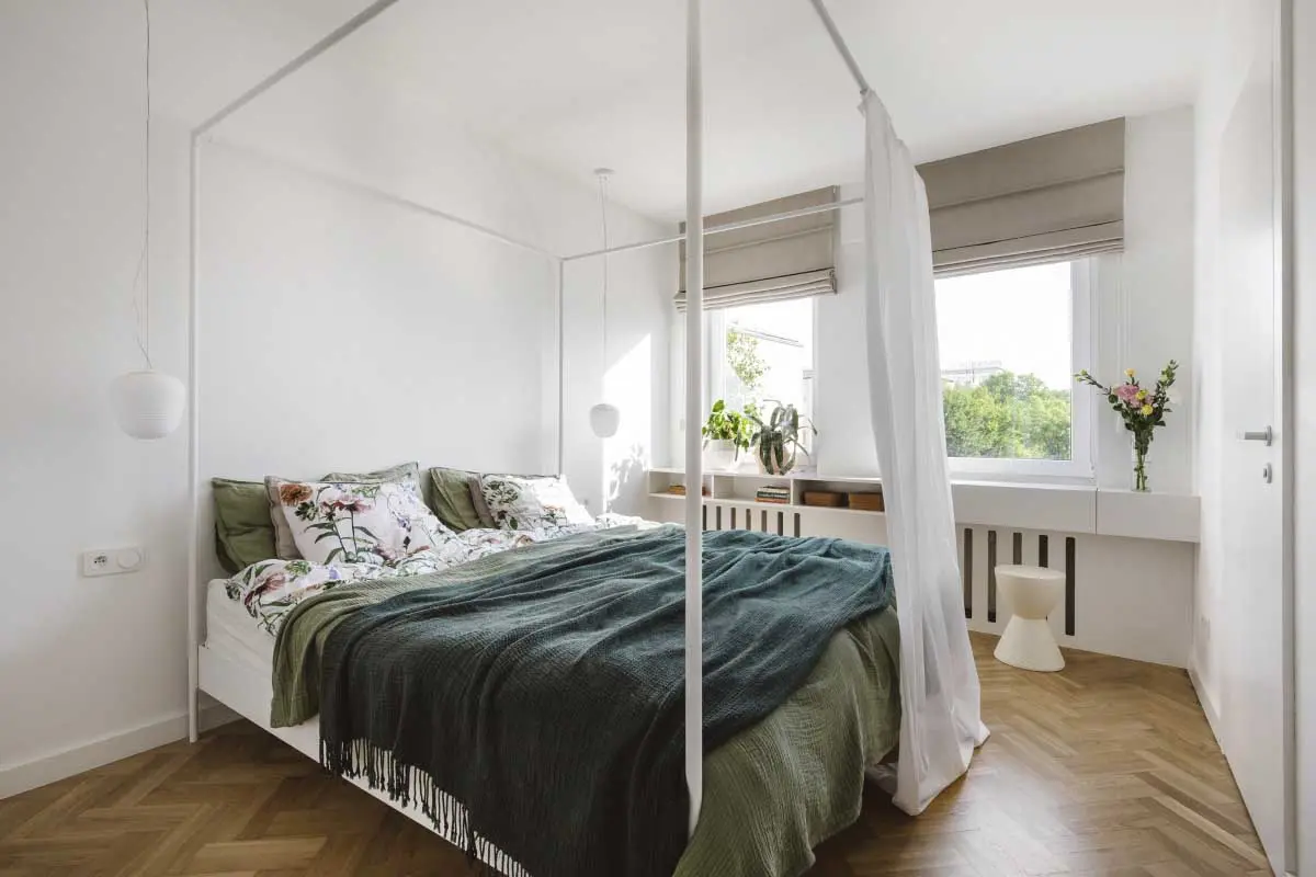 Zielone tekstylia pościelowe w białej sypialni. | Proj.: Studio Kulis | Karolina Kulis; Fot.: Kroniki | Hanna Połczyńska