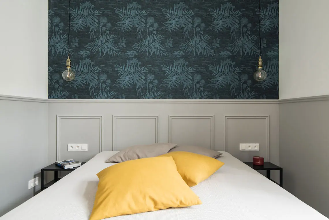 Tapeta połączona z lamperią. | Proj.: Eg Projek; fot. Piotr Czaja