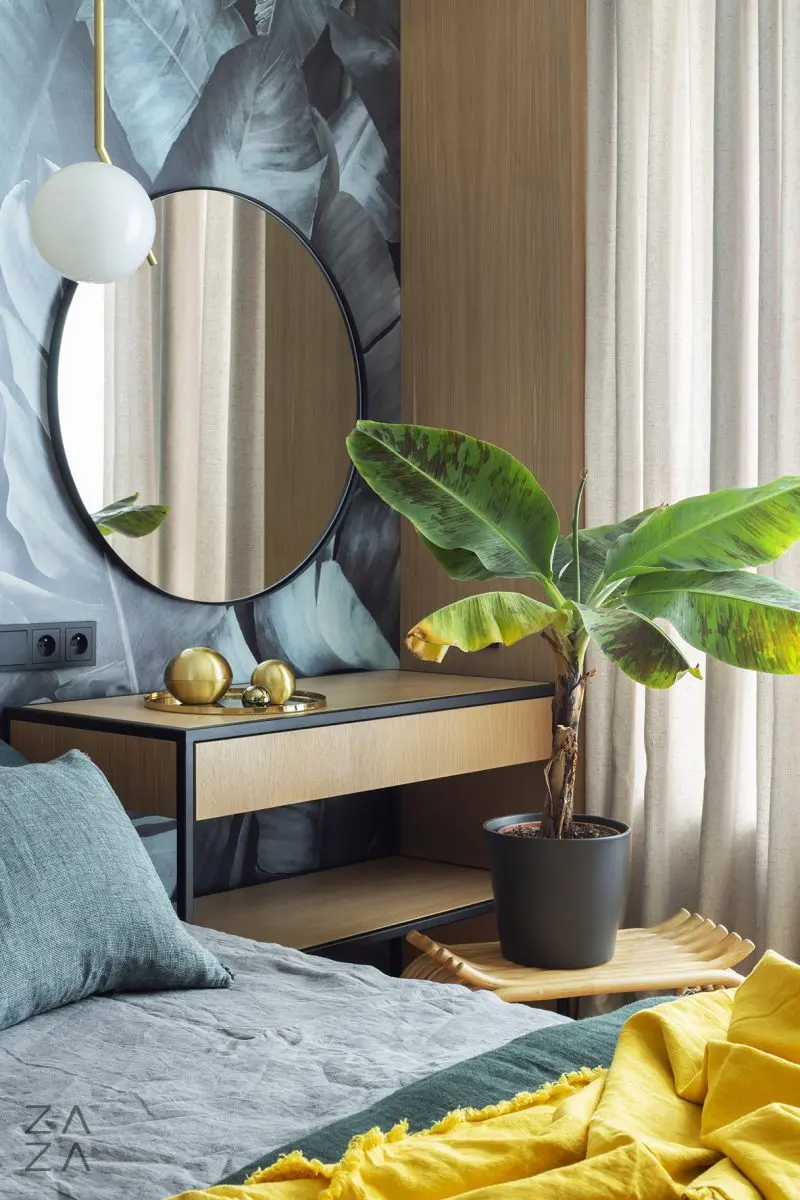 Motyw roślinny w strefie toaletki. | Proj.: ZAZA studio; zdj. Marcin Grabowiecki stylizacja Michał Gulajski