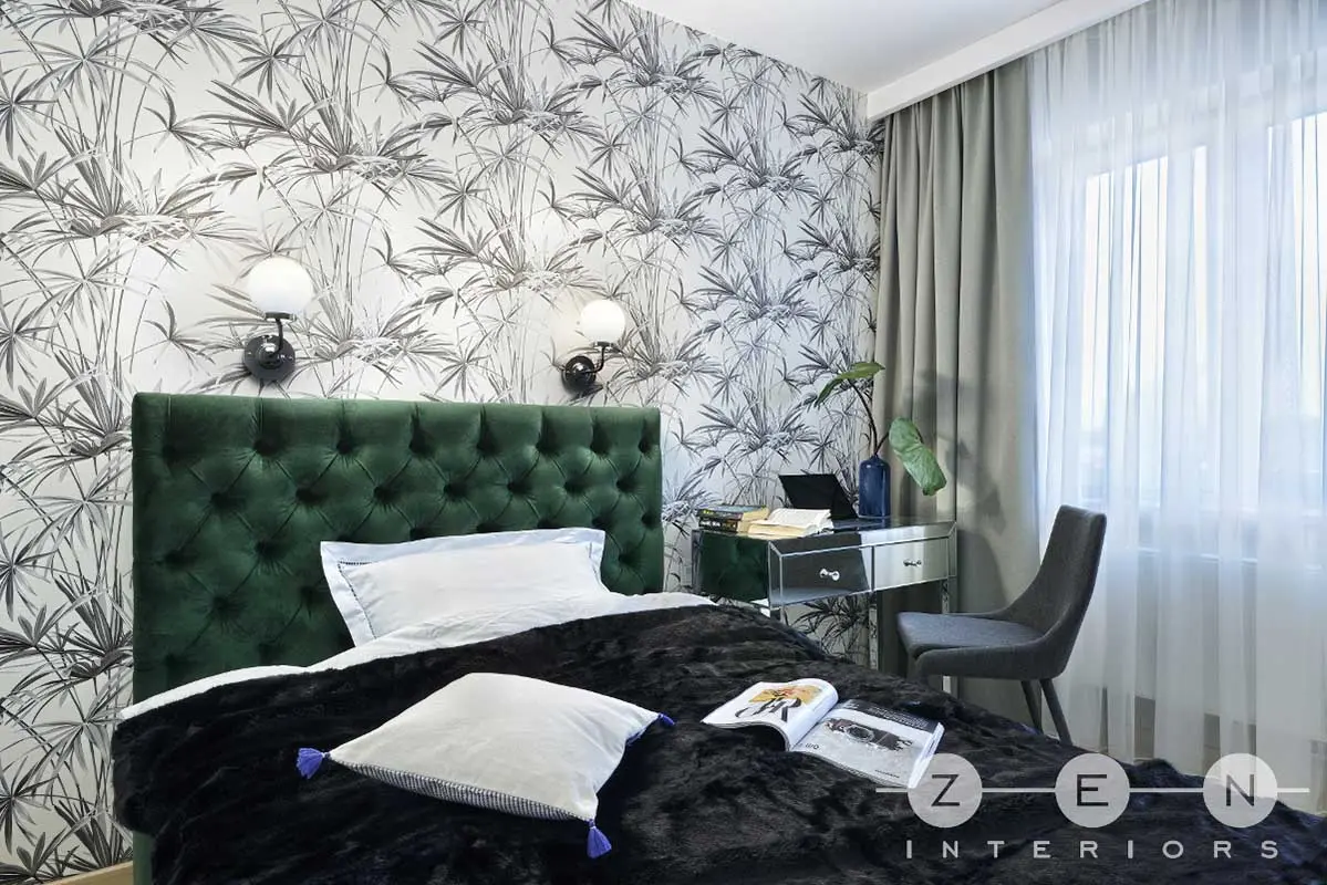 Welurowy zagłówek w kolorze butelkowej zieleni. | Proj.: Zen Interiors