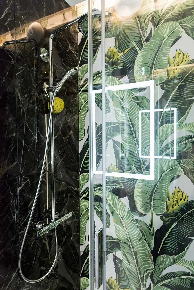 Tropiki i błękity w nieziemskim mieszkaniu | Proj: TIM Arc by TiM Grey