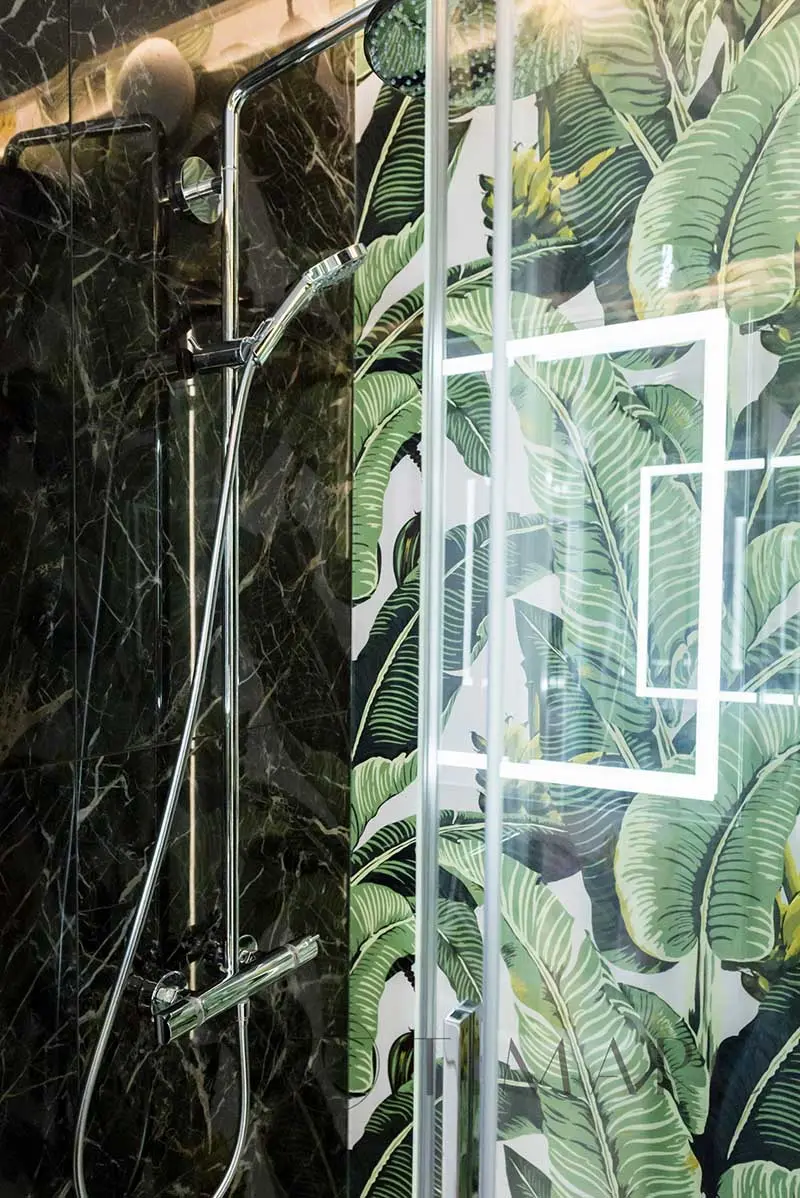 Tropiki i błękity w nieziemskim mieszkaniu | Proj: TIM Arc by TiM Grey