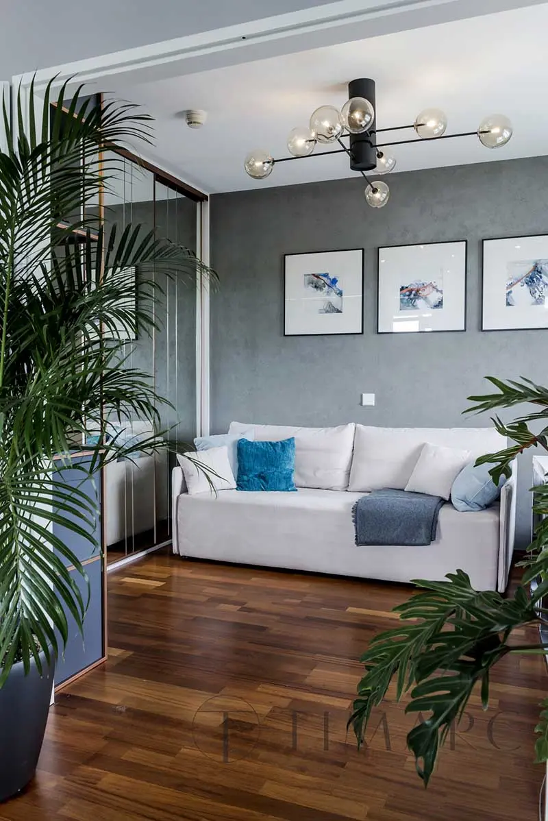 Tropiki i błękity w nieziemskim mieszkaniu | Proj: TIM Arc by TiM Grey