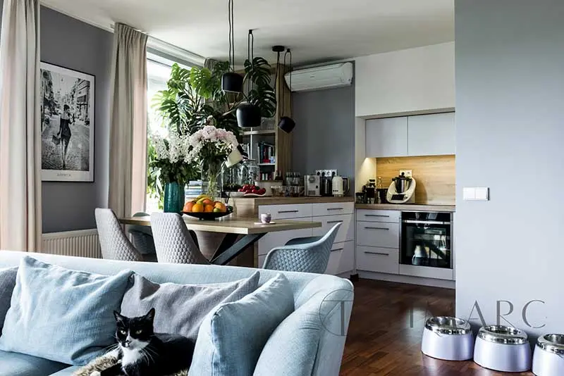 Tropiki i błękity w nieziemskim mieszkaniu | Proj: TIM Arc by TiM Grey