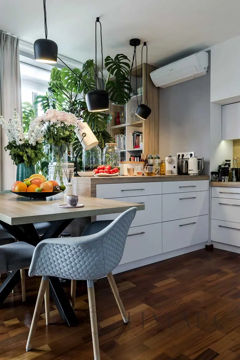 Tropiki i błękity w nieziemskim mieszkaniu | Proj: TIM Arc by TiM Grey