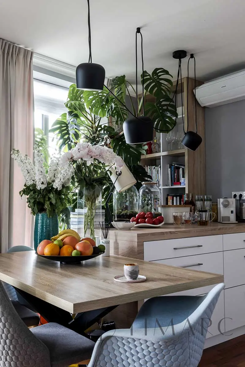 Tropiki i błękity w nieziemskim mieszkaniu | Proj: TIM Arc by TiM Grey