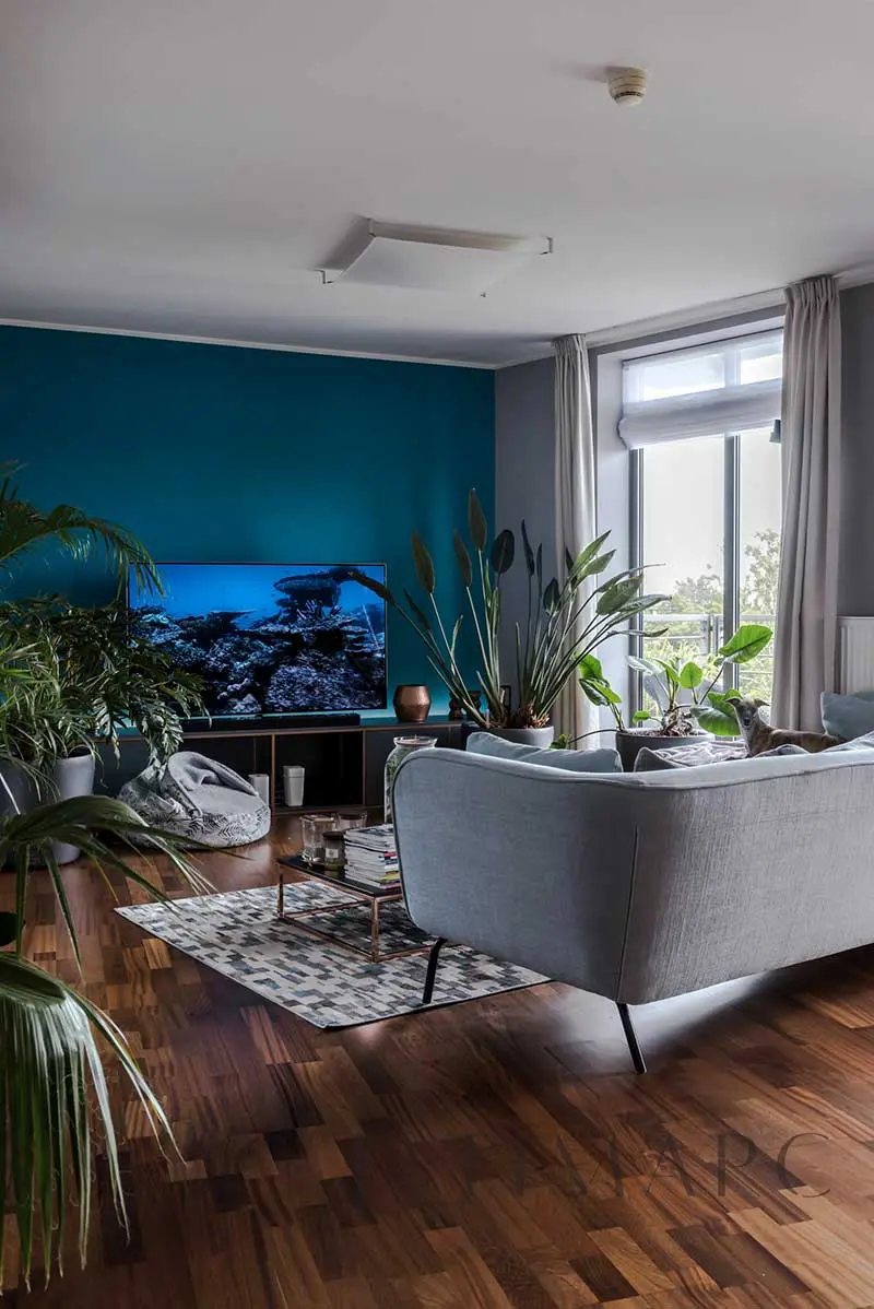 Tropiki i błękity w nieziemskim mieszkaniu | Proj: TIM Arc by TiM Grey