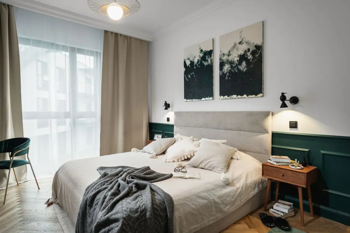 Butelkowozielona lamperia z sztukaterią. | Proj.: WZ Studio; fot.: Artur Jarosz Trzykropy