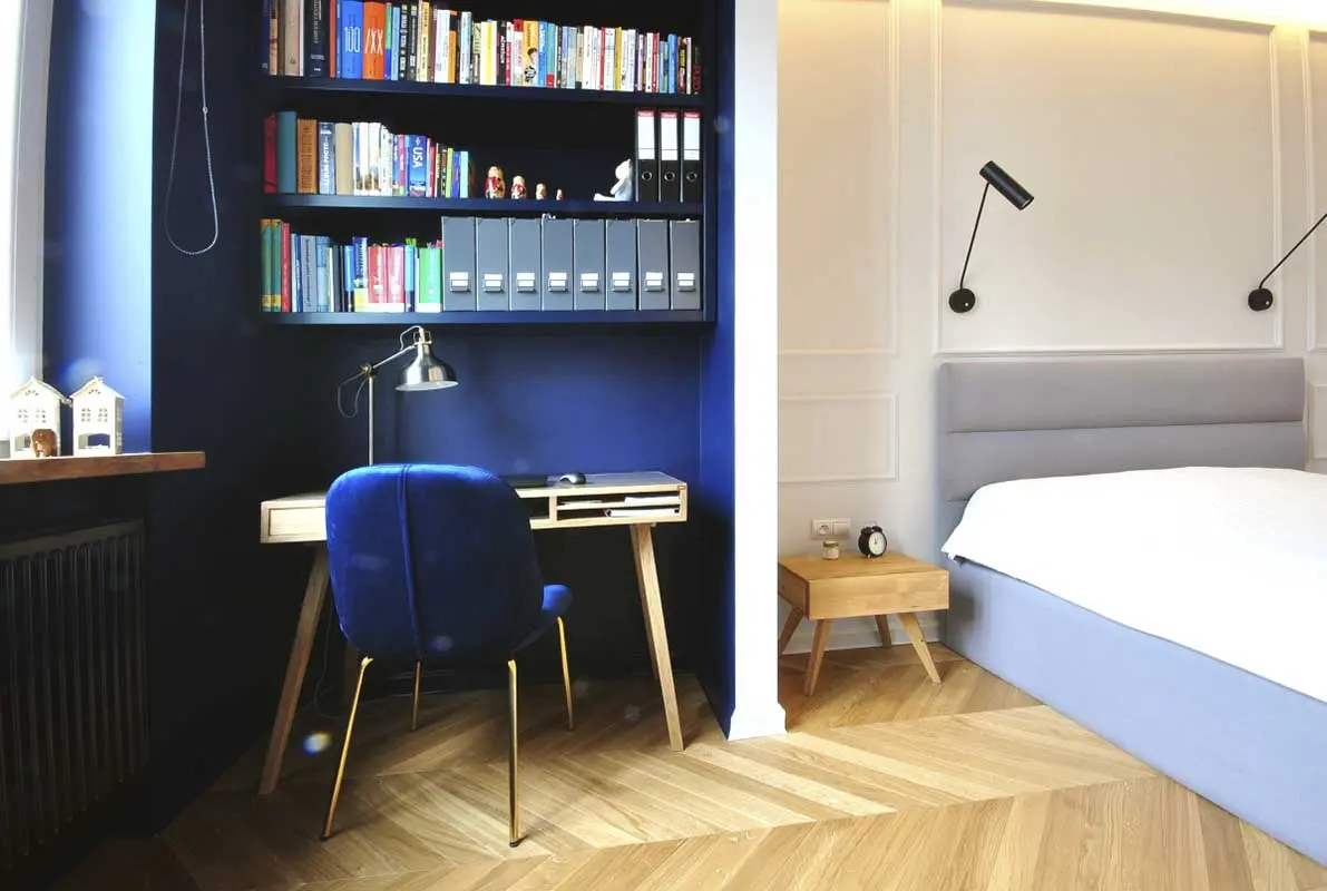 Biuro wydzielone z przestrzeni sypialni. | Proj.: Piotr Stolarek – Projektowanie wnętrz