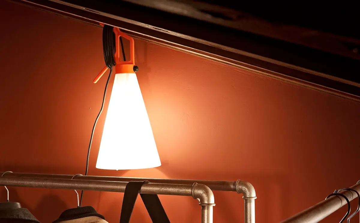 Przenośna lampka Mayday marki Flos uzupełni industrialną aranżację.