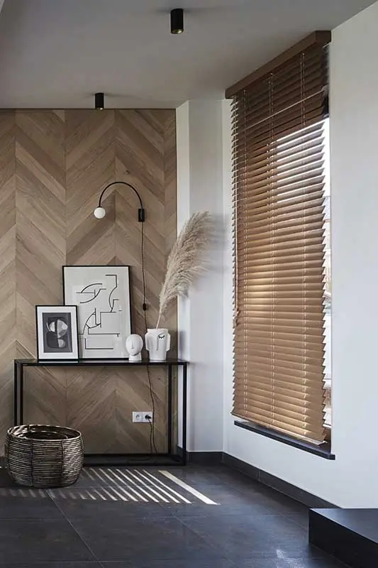 Konsola z minimalistycznymi dekoracjami. | Fot.: Jola Skóra; Stylizacja: Anna Olga Chmielewska; Proj.: Anna Olga Chmielewska, Jola Skóra &amp; JAM KOLEKTYW