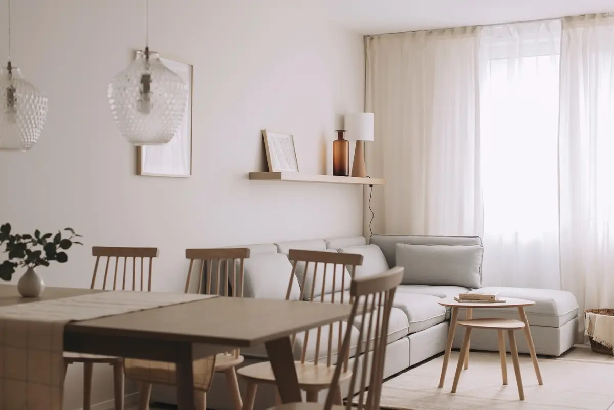 Meble i dodatki będziemy wybierać z dużą rozwagą, stawiając na naturalne materiały. | Projekt: Na Antresoli; Fot. @mateuszszeliga.pl