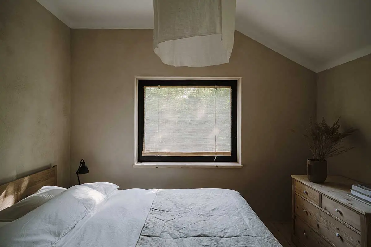 Lniany abażur wprowadzi do wnętrz przytulny, rustykalny klimat. | Proj. MP Studio Architektury www.moszczynskapuchalska.com