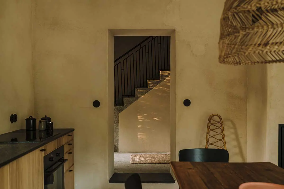 Inspiracje stylistyką wabi-sabi są znamienne dla nowego minimalizmu. | Proj. MP Studio Architektury; www.moszczynskapuchalska.com