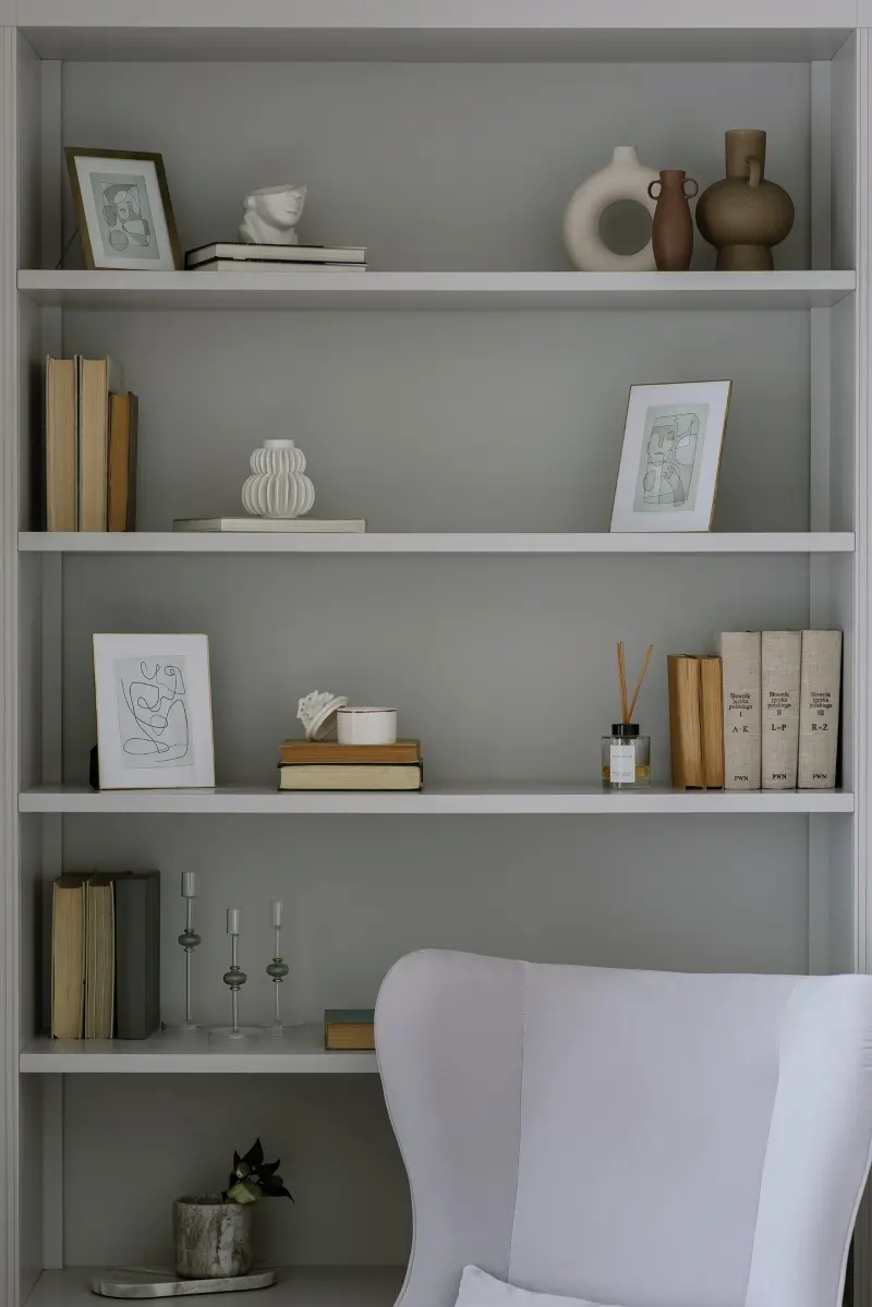 Ceramika i minimalistyczne rzeźby ozdobią wnętrze w stylu nowego minimalizmu. | Proj. Na Antresoli; Fot.: mateuszszeliga.pl