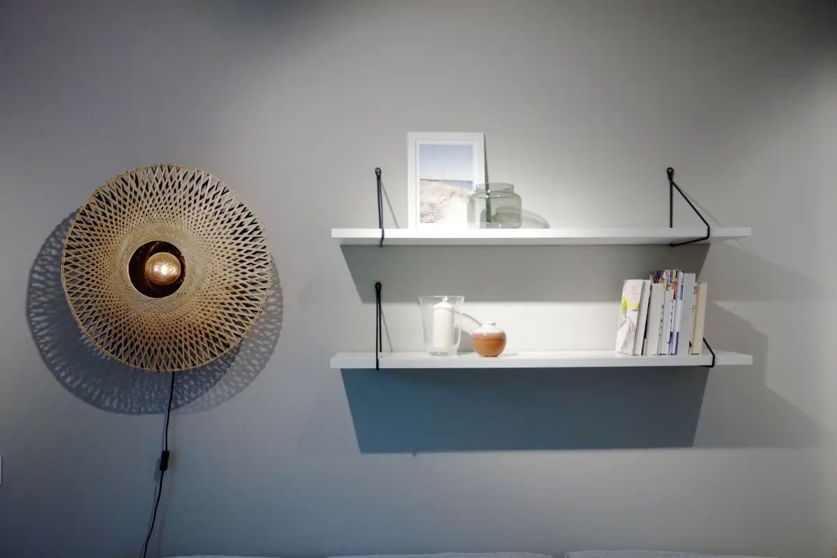 Pleciony kinkiet to świetny dodatek we wnętrzach boho. | Projekt: Barbara Bulska, Piotr Czajkowski | PLAN A